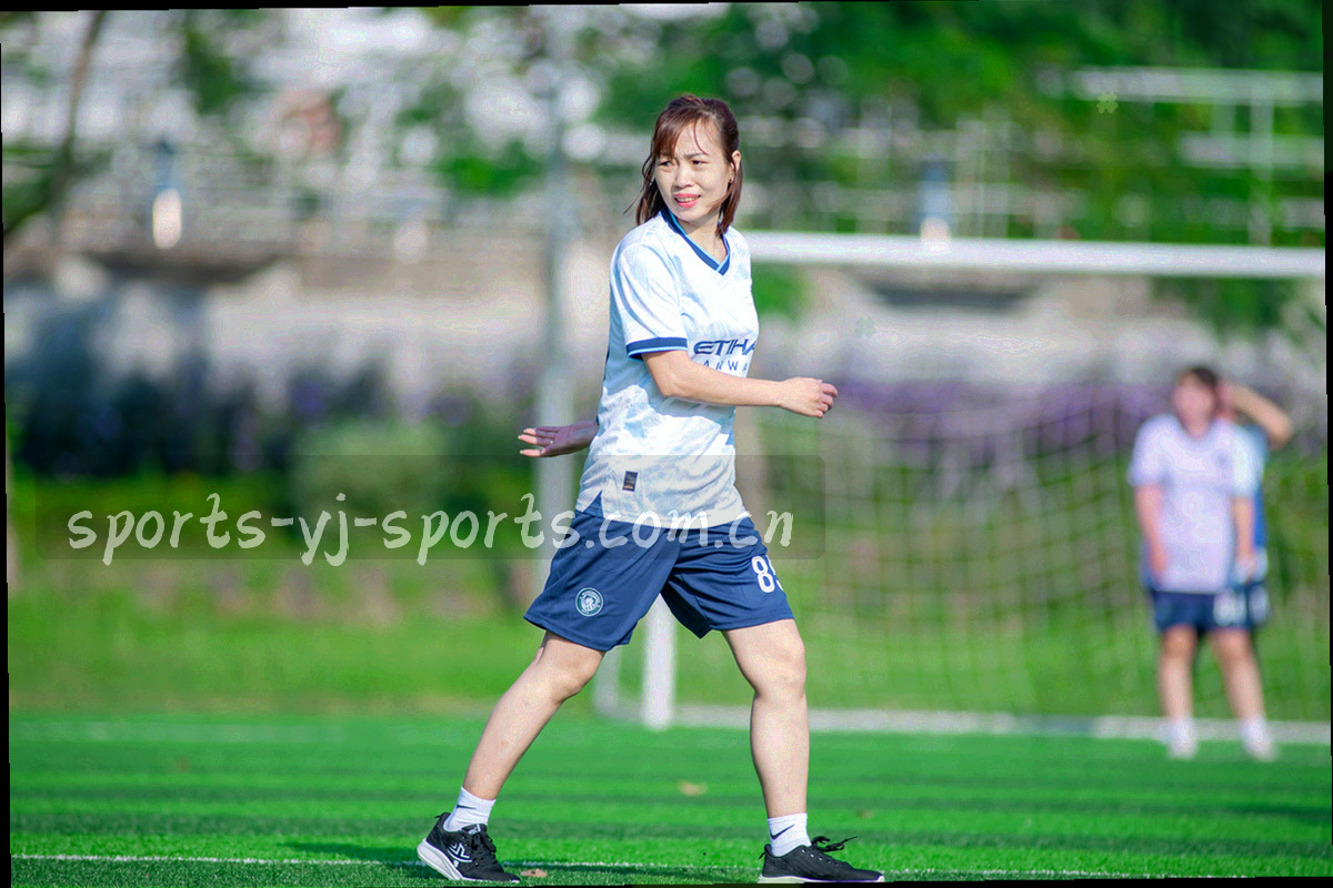 笔记本电脑上的邮件撰写窗口局部特写，屏幕带轻微环境反光